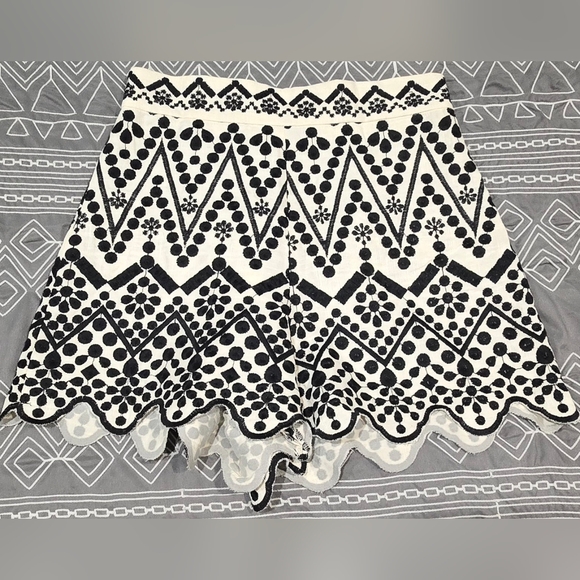 Zara Pants - Zara High Waisted Embroidered Black And White Scalloped Hem Shorts Size Small